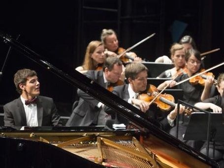 Der Pianist Aaron Pilsan begeisterte bei der Festspielmatinee mit seiner Klangrede und auffordernden kommunikativen Spielfreude. (Fotos: Dietmar Mathis)