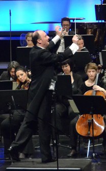 Francois Leleux überzeugte auch als Dirigent und beeindruckte mit seinem emotionsgeladenen Dirigat.