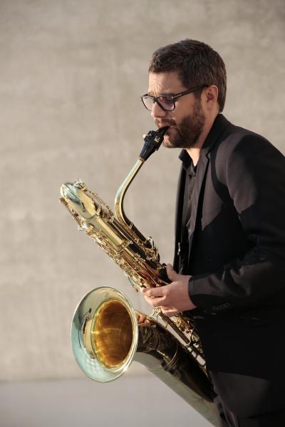 Der Saxophonist Fabian Pablo Müller spielte Werke von Gérard Grisey und Giacinto Scelsi - einmal mit dem Basssaxophon und einmal mit dem Sopransaxophon.