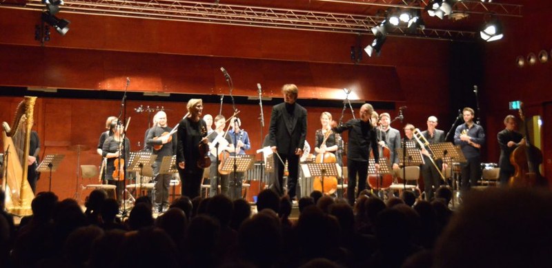 Hervorragend interpretiert wurde das für 19 Instrumentalisten angelegte Violinkonzert vom Wiener Ensemble Phase unter der Leitung von Joseph Trafton.