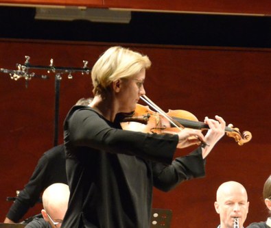 Als Solistin füllte Ivana Pristova Wolfram Schurigs Violinkonzert bei der Uraufführung im Rahmen des Festivals "wien modern" mit Leben.