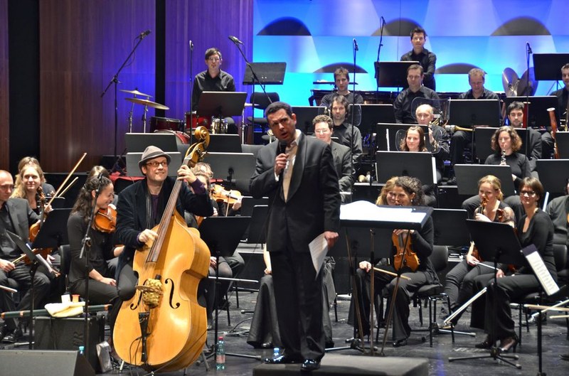 Das Symphonieorchester Vorarlberg lud in „Brein's Café". Viel Außergewöhnliches wurde geboten und nicht alle Tage erlebt man einen Dirigenten auch als Sänger. Im Bild der Kontrabassist Georg Breinschmid und Guido Mancusi.