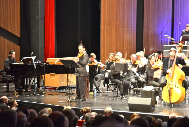 Roman Jánoska an der Violine und Frantisek Jánoska am Klavier ergänzten Georg Breinschmid souverän.