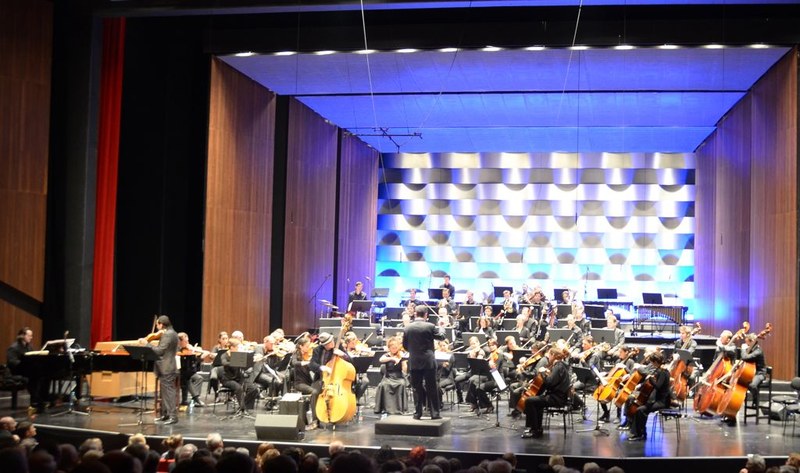 Das Symphonieorchester Vorarlberg spielte in „Brein's Café" keine Nebenrolle, sondern musizierte als selbstbewusster Partner neben den Jazzmusikern.