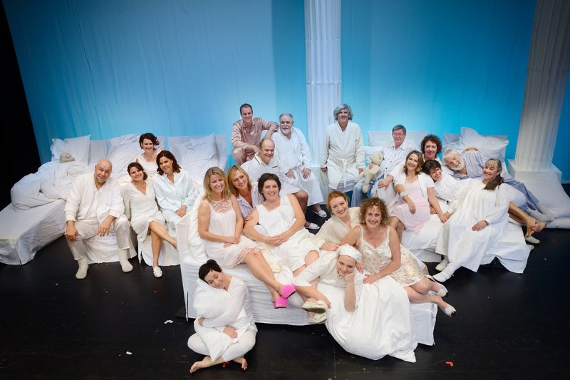 Der aus Amateuren bestehende Chor des Musiktheaters unter der neuen Leiterin Darina Naneva-Ivov fühlt sich im daunenweichen Olymp und im bequemen Nachtgewand sichtlich wohl