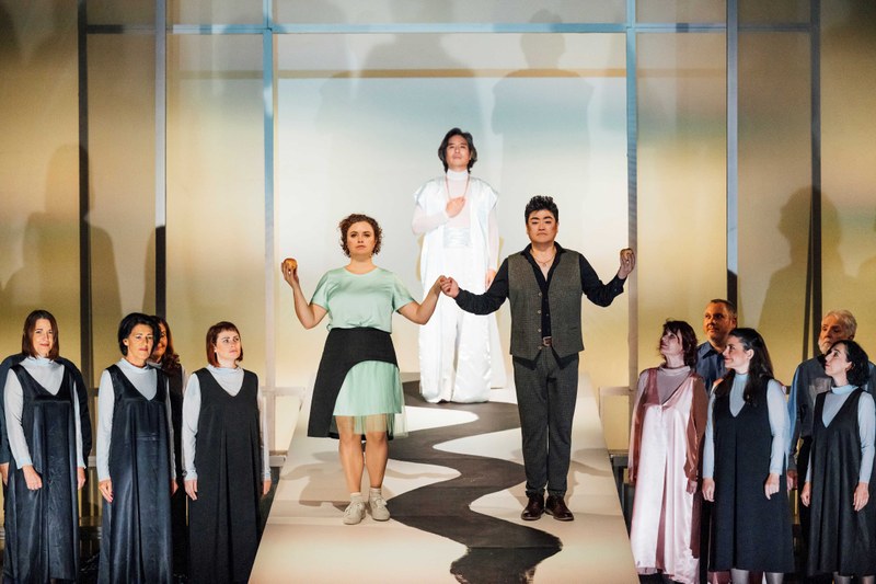 Am Schluss werden Pamina (Veronika Vetter) und Tamino von Sarastro (Martin Ohu) als Paar in den Kreis der Eingeweihten aufgenommen, dazu der Chor des mtvo, Einstudierung Darina Naneva.