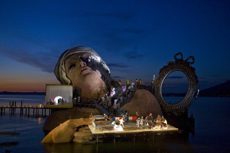 Jacques-Louis Davids Gemälde "Der Tod des Marat" diente als Vorlage für die riesige Seebühnenskulptur © Bregenzer Festspiele/Karl Forster