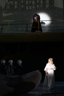Norma Fantini als Maddalena (hier im Duett mit Sandoval) agiert absolut stilsicher und glaubhaft in ihrem Schmerz © Bregenzer Festspiele/Karl Forster