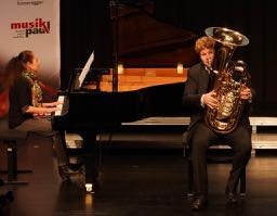 Beim Festakt des Jugendmusikwettbewerbes "prima la musica" gab es viele Gratulationen und musikalische Darbietungen, die die Zuhörenden in Staunen versetzte. Zu Beginn musizierten Louis Jakobs an der Tuba und Nora Calvo-Smith am Klavier in der Kulturbühne AmBach, ...