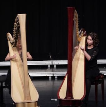 ... danach folgten das Duo "Harpissimo" mit Lea Gräßl und Ruth Neyer, ...
