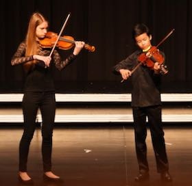 ... das Duo "Allegro" mit Hanna Kaufmann (Violine) und Maximilian Eisenhut (Viola), ...