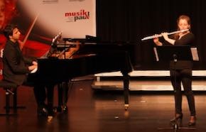 ... die Flötistin Bianca Hammerer und Yunus Kaya am Klavier, ...