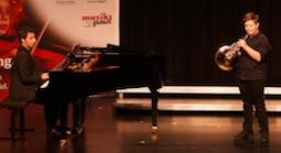 ... der Hornist Samuel Willam und Yunus Kaya am Klavier, ...