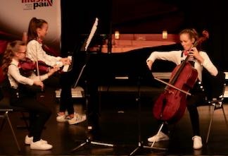 ... das "Trio Tabasco" mit Joelin Buen (Klavier), Philomene Schmolly (Violine) und Anna Schrottenbaum (Violoncello) ...