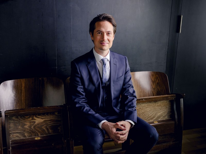 Der Engländer Leo McFall ist seit vergangenen Herbst neuer Chefdirigent des Symphonieorchesters Vorarlberg, in Zukunft will er einen Bruckner-Schwerpunkt machen (© SOV/Thomas Schrott)