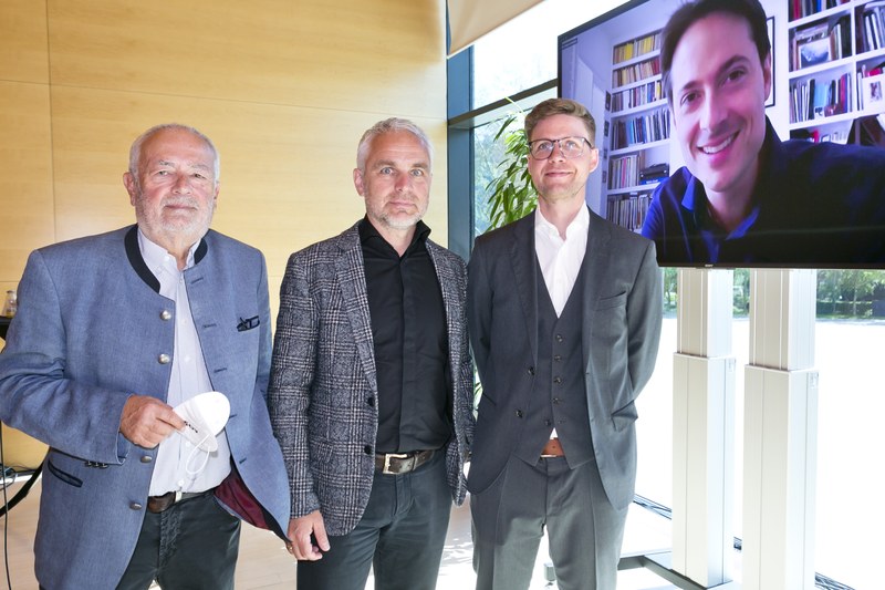 Programm-Präsentation im Propter Homines-Saal des Festspielhauses, v.l.n.r. Vizepräsident Wolfgang Burtscher, Präsident Manfred Schnetzer, Geschäftsführer Sebastian Hazod, am Bildschirm zugeschaltet Chefdirigent Leo McFall (© SOV/Mathis Fotografie)