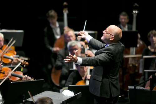 Der in Spanien geborene italienische Dirigent Enrique Mazzola machte dabei vor allem die Symphonie Nr. 7 von Jahresregent Beethoven zum strahlenden Konzertereignis.