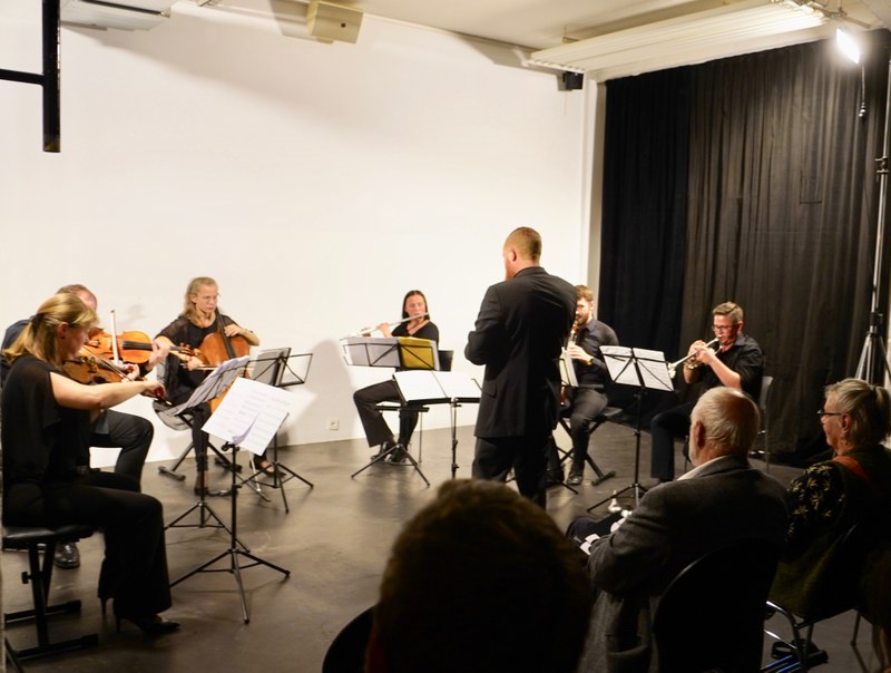 Das Ensemble Plus unter der Leitung von Thomas Gertner musizierte mit viel Elan von der Natur inspirierte und auf die Natur verweisende Kompositionen im etwas hellhörigen Magazin 4.