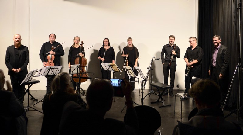Über den herzlichen Applaus freuten sich der musikalische Leiter Thomas Gertner, Guy Speyers (Viola), Jessica Kuhn (Violoncello), Anja Nowotny-Baldauf (Flöte), Michaela Girardi (Violine), Hauke Kohlmorgen (Klarinette), Roché Jenny (Trompete und der Komponist Michael Amann.