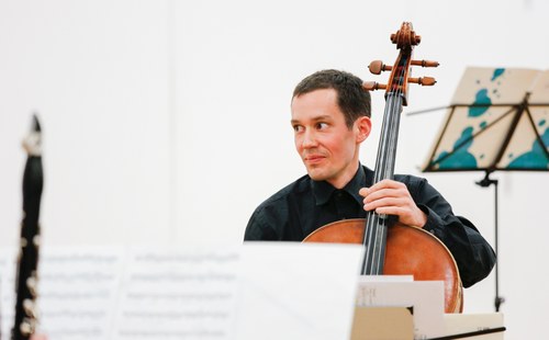 Ebenso sensibel wie zupackend auf vier Cellosaiten: der Schweizer Moritz Müllenbach