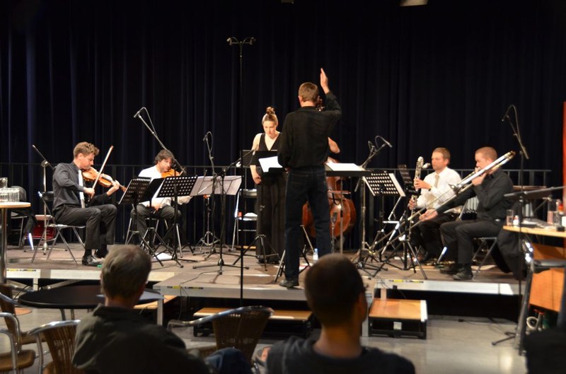 Den Rahmen der "Langen Nacht" bildeten Werke von Gerald Futscher, der das "ensemble plus" auch dirigierte