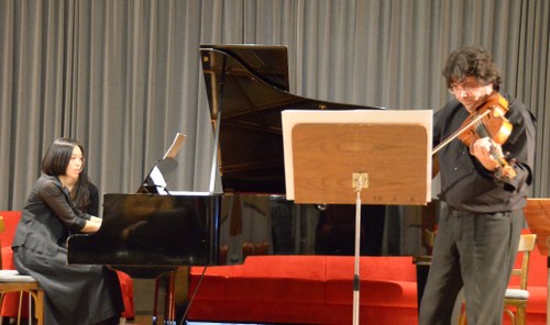 Andreas Ticozzi und Yukie Togashi spielten die Uraufführung von Gerald Futscher mit bewundernswertem Elan.