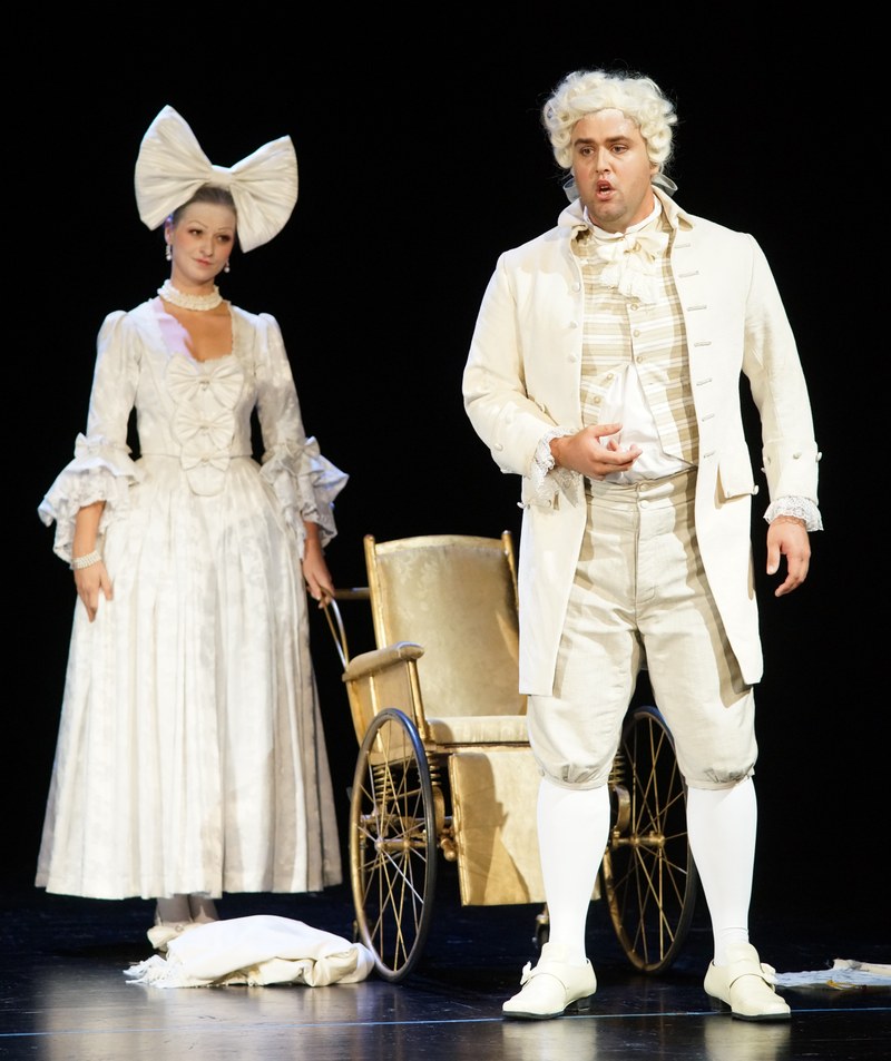 Summer als Bartolo im Opernstudio der Festspiele 2017, Mozarts „Die Hochzeit des Figaro“, zusammen mit Clara Corinna Scheurle, der Stipendiatin des Wagner-Verbandes 2018, als Marzelline (Foto: Karl Forster, Bregenzer Festspiele)