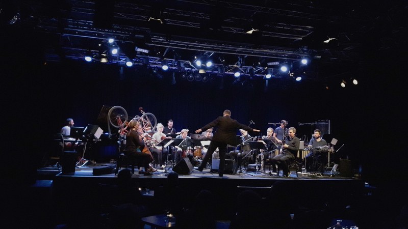 Bandleader Daniel Riegler wankt, fällt aber nicht.