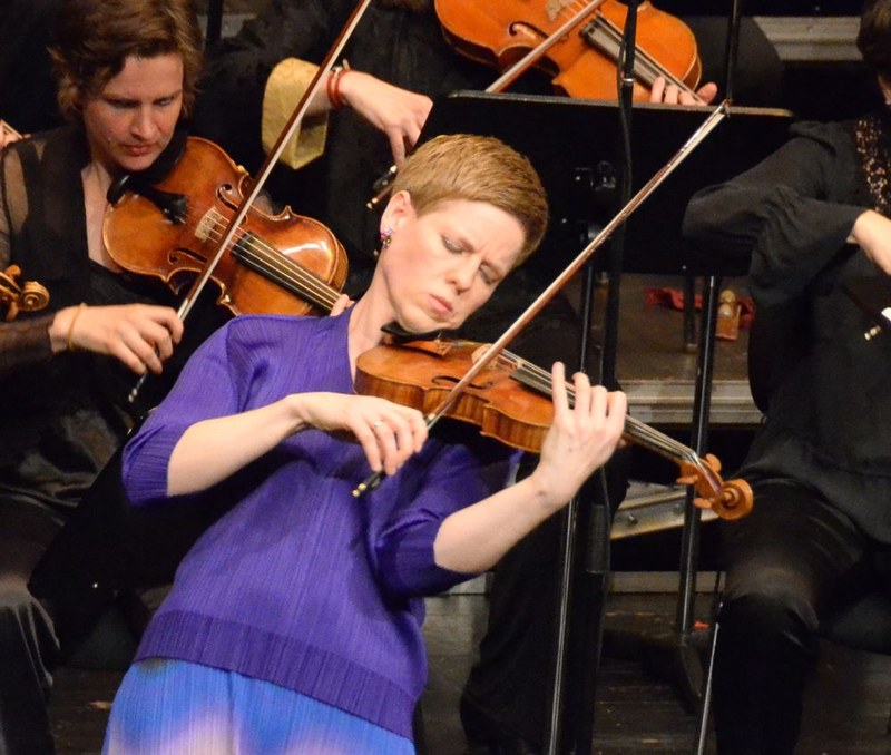 Isabelle Faust gestaltete den Solopart im Violinkonzert von Johannes Brahms mit sensibler Kraft aus.