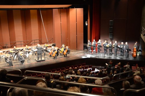 Das Münchener Kammerorchester unter der Leitung von Alexander Liebreich sendete in den „chants oubliés" von G.F. Haas von zwei Positionen Tonlinien aus, die sich über dem Zuhörerraum begegneten und so die Gemüter erhitzten.