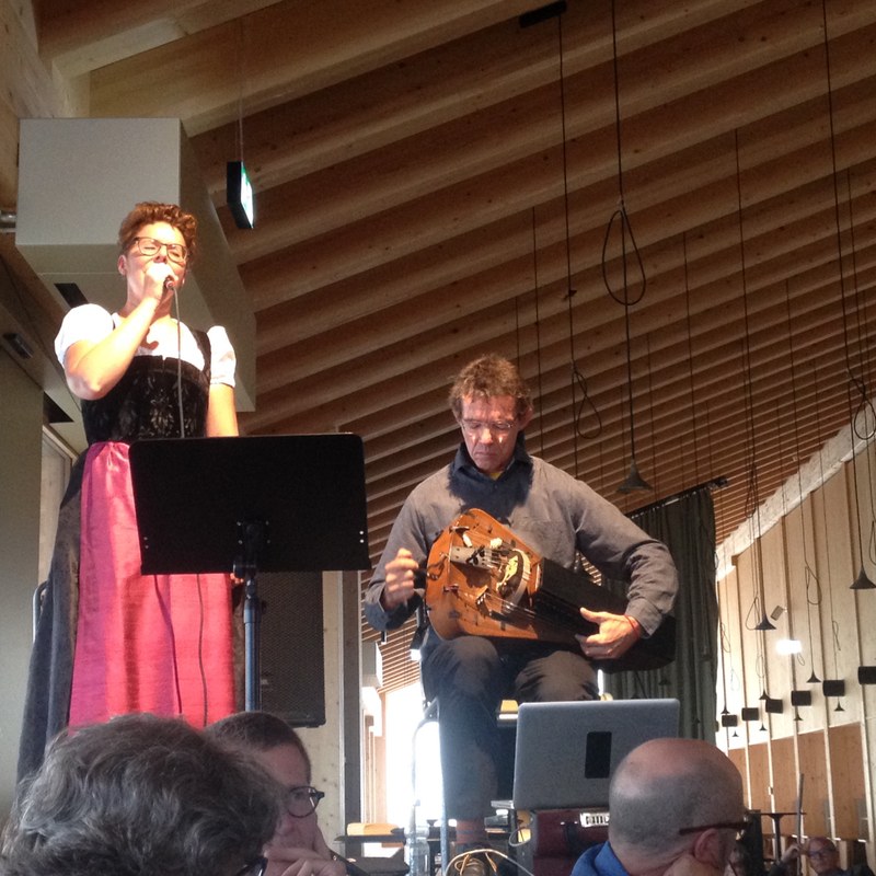 Die Jodlerin Nadja Räss und WIlhelm Loibner an der Drehleier