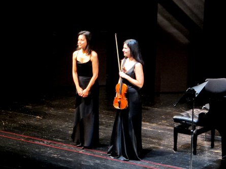 Der Umgang der beiden jungen Musikerinnen mit ihrem Publikum ist zwar noch verbesserungsfähig, trotzdem reagierten die Dornbirner Zuhörer mit großem Wohlwollen.
