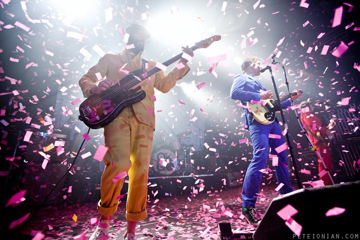 "OK Go" im Konfettiregen