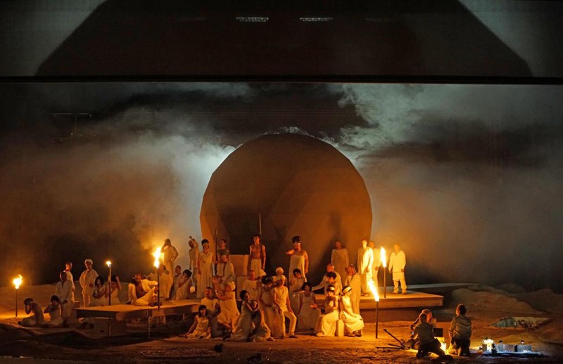 Mit prächtigen historischen Bildern wird bei Rossinis „Moses in Ägypten“ in Bregenz aufgetrumpft (Bühne und Kostüme: Christof Hetzer, Licht: Alex Brok)