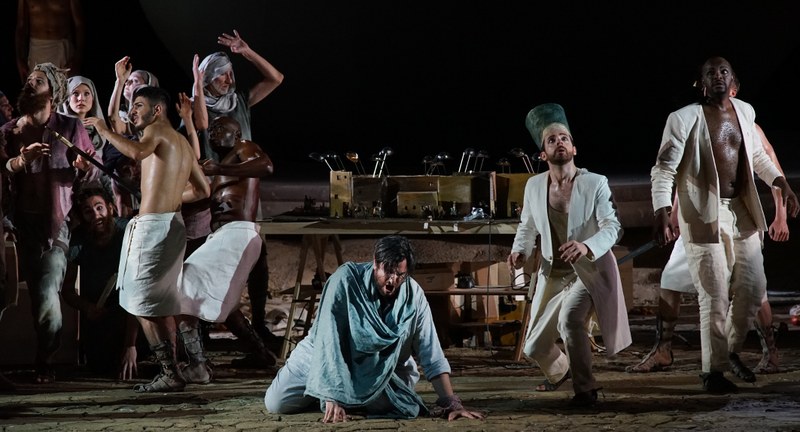 Die beiden mächtigen Gegenspieler im Kampf um den Auszug der Israeliten: der Prophet Moses (Mitte, Guran Juric) und der ägyptische Pharao (rechts daneben, Andrew Foster-Williams).