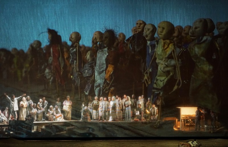 Wirklichkeit und Schein: Die Israeliten mit ihrem Propheten Moses und die Kunstfiguren des Theaterkollektivs am Ufer des Roten Meeres.