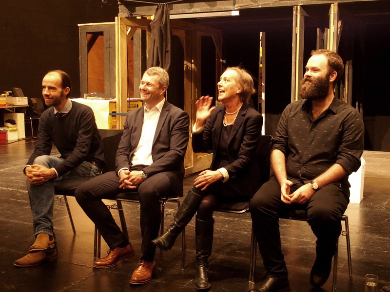 Informierten über die 29. Opern-Kooperation des SOV mit dem Landestheater, v.l.n.r. Bühnenbildner Friedrich Eggert, SOV-Geschäftsführer Thomas Heißbauer, Dramaturgin Dorothée Bauerle-Willert und Regisseur Michael Schachermaier.
