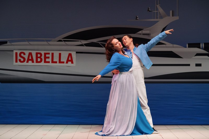 Isabella, die der Zufall an Land gespült hat, entdeckt dort ihren früheren Geliebten Lindoro (Spencer Britten), was zu zahlreichen Liebeswirrungen, Spannungen und Verwechslungen in einem turbulenten Ablauf führt.
