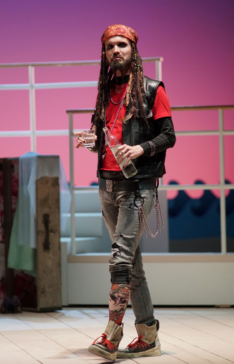Haly (Hubert Kowalczyk), Hauptmann der Korsaren und Vertrauter des Herrschers, führt als Johnny-Depp-Verschnitt ein starkes Regiment innerhalb dieser Turbulenzen.