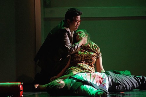 Don Ottavio (Dashuai Chen) und Donna Anna (Oksana Sekerina) trauern um Annas toten Vater, den Komtur (Dominic Philip Barberi), den Don Giovanni kaltblütig erschossen hat – Ausgangspunkt einer spannenden Opernhandlung, an deren Ende diese Tat furchtbar gerächt wird.