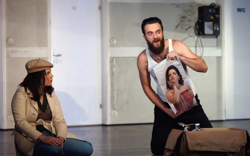 Don Giovannis Diener Leporello (David Ostrek) schildert Donna Elvira (Camila Titinger) in der berühmten „Registerarie“ anschaulich und illustriert die unzähligen Affären seines Herrn.