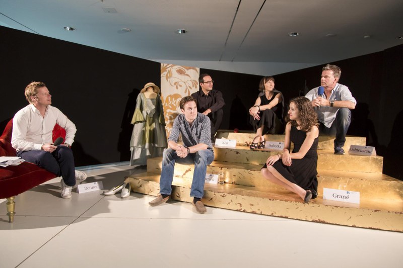 Auf dem „Podium“ oben von links Dirigent Hartmut Keil, Intendantin Elisabeth Sobotka und Regisseur Jörg Lichtenstein, darunter die beiden Mitwirkenden Maximilian Krummen (Guglielmo) und Sónia Grané (Despina), links Pressesprecher Axel Renner.