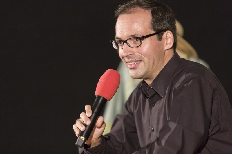 Dirigent Hartmut Keil bewundert die Leistungen der sechs Akteure, die bei „Cosi fan tutte“ fast drei Stunden lang pausenlos auf der Bühne stehen.
