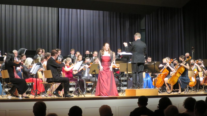 Sabine Winter mit dem Orchester Liechtenstein-Werdenberg und dem Dirigenten William Maxfield