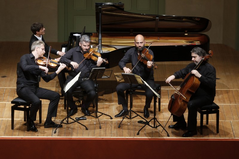 Aaron Pilsan am Klavier und das Quartetto di Cremona gestalteten bei der Schubertiade Hohenems die Werkdeutungen mit einem geistreichen musikalischen Austausch. (Foto: Schubertiade Hohenems)