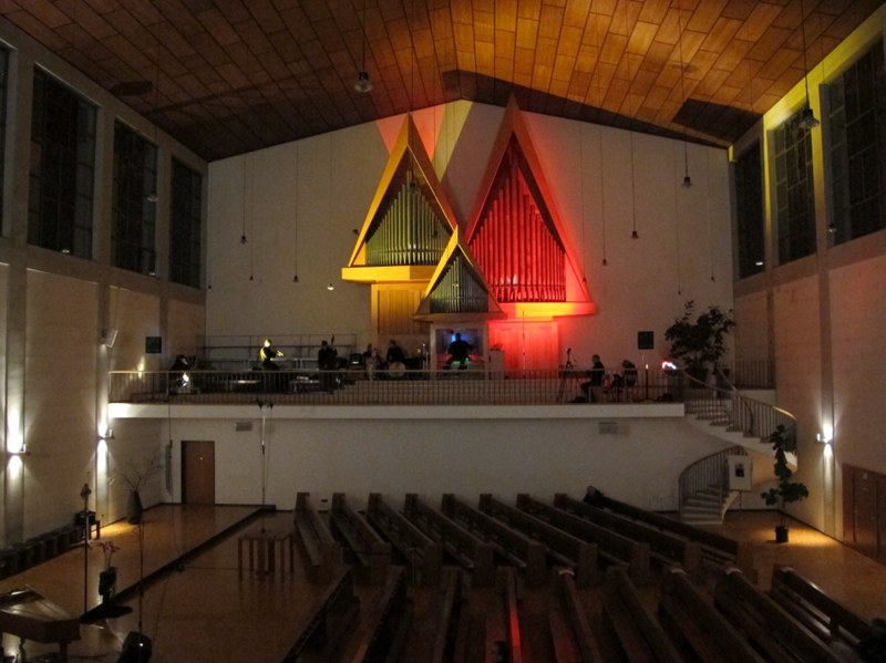 Die Altacher Kirche mit ihren farbig beleuchteten Orgeltürmen bot ein interessantes Ambiente für das Improvisationskonzert