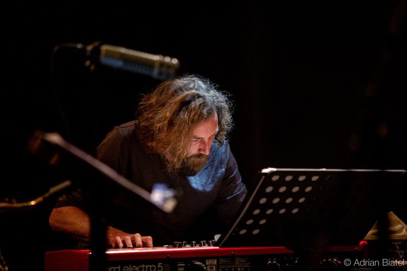 Benny Omerzell als Gastmusiker an den Keys