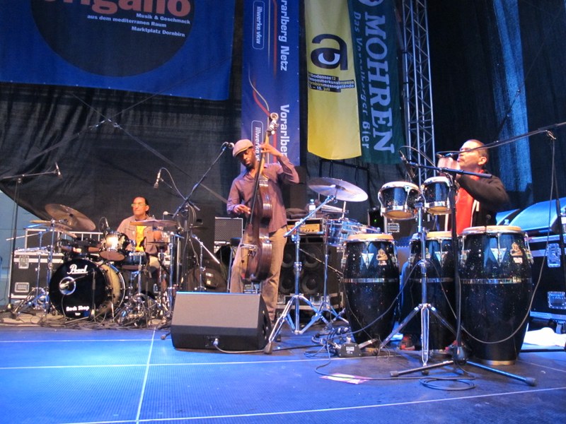 Horacio "El Negro" Hernandez, Brad Jones und E.J. Rodriguez - diese Rhythm Section ließ nichts anbrennen