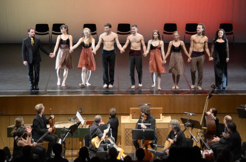 Die Sopranistin Judit Scherrer (rechts) und der Tenor Jakob Pilgram (links), die MusikerInnen sowie die TänzerInnen boten beeindruckende Einzeldarbietungen