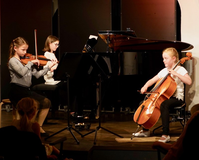 Eingangs musizierten die Musikschülerinnen Sophia Berger (Violine), Hanna Müller (Violoncello) sowie Belinda Kaufmann (Klavier).